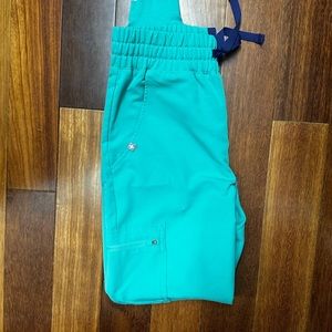 Like new FIGS scrubs color surgical green